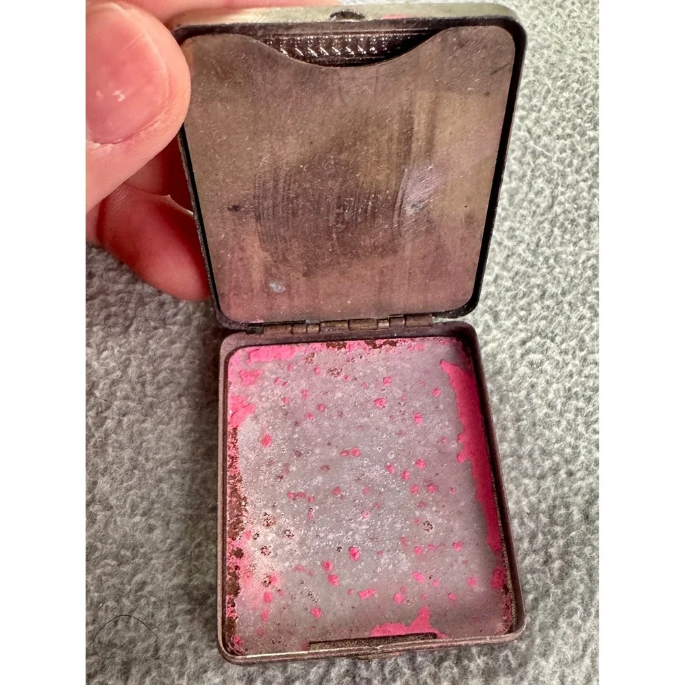 Vintage Engraved Silver Tone Metal Powder Rouge Compact‎ Case Ornate Starburst